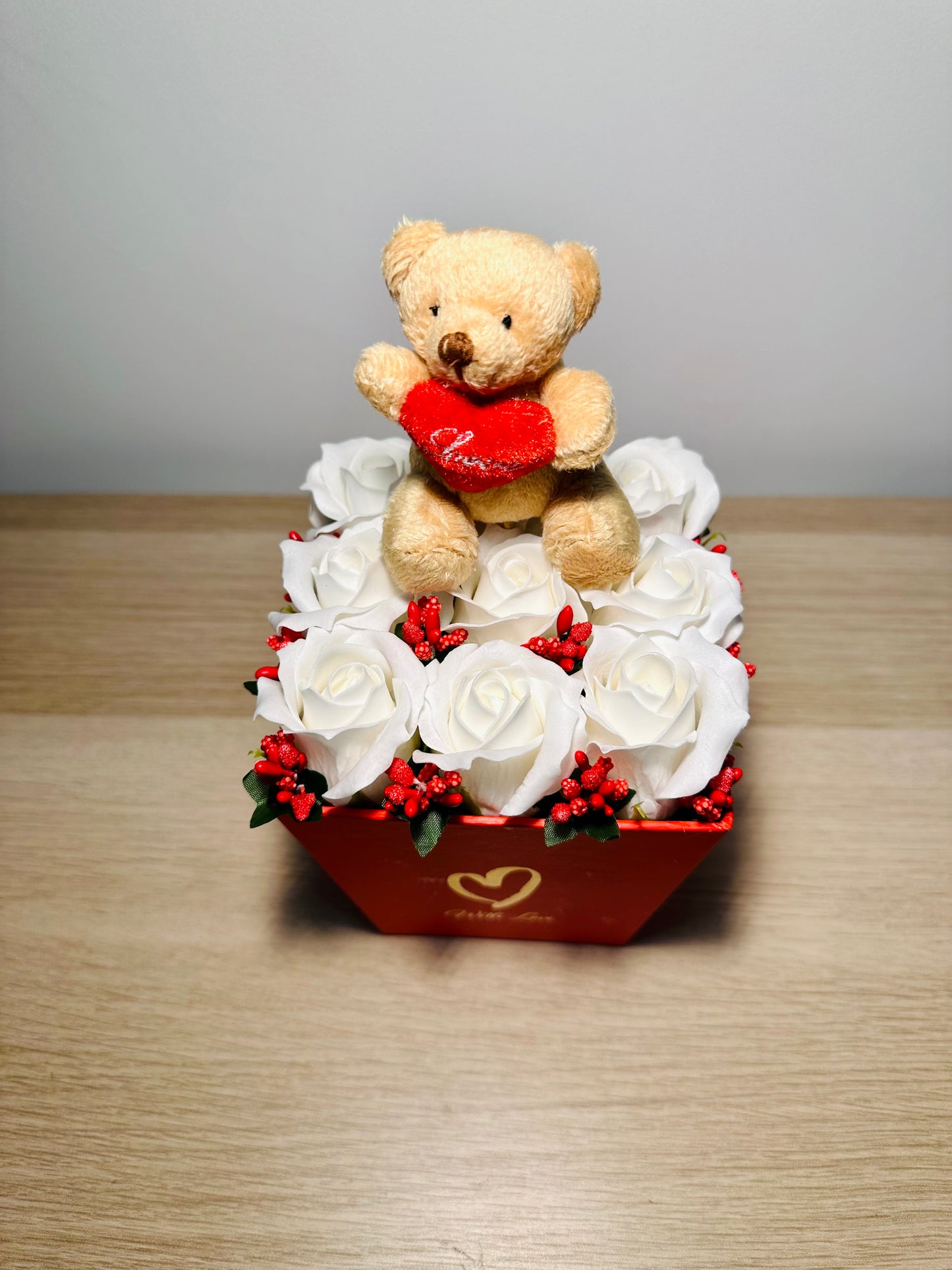 Cesta Rosas e Urso Castanho