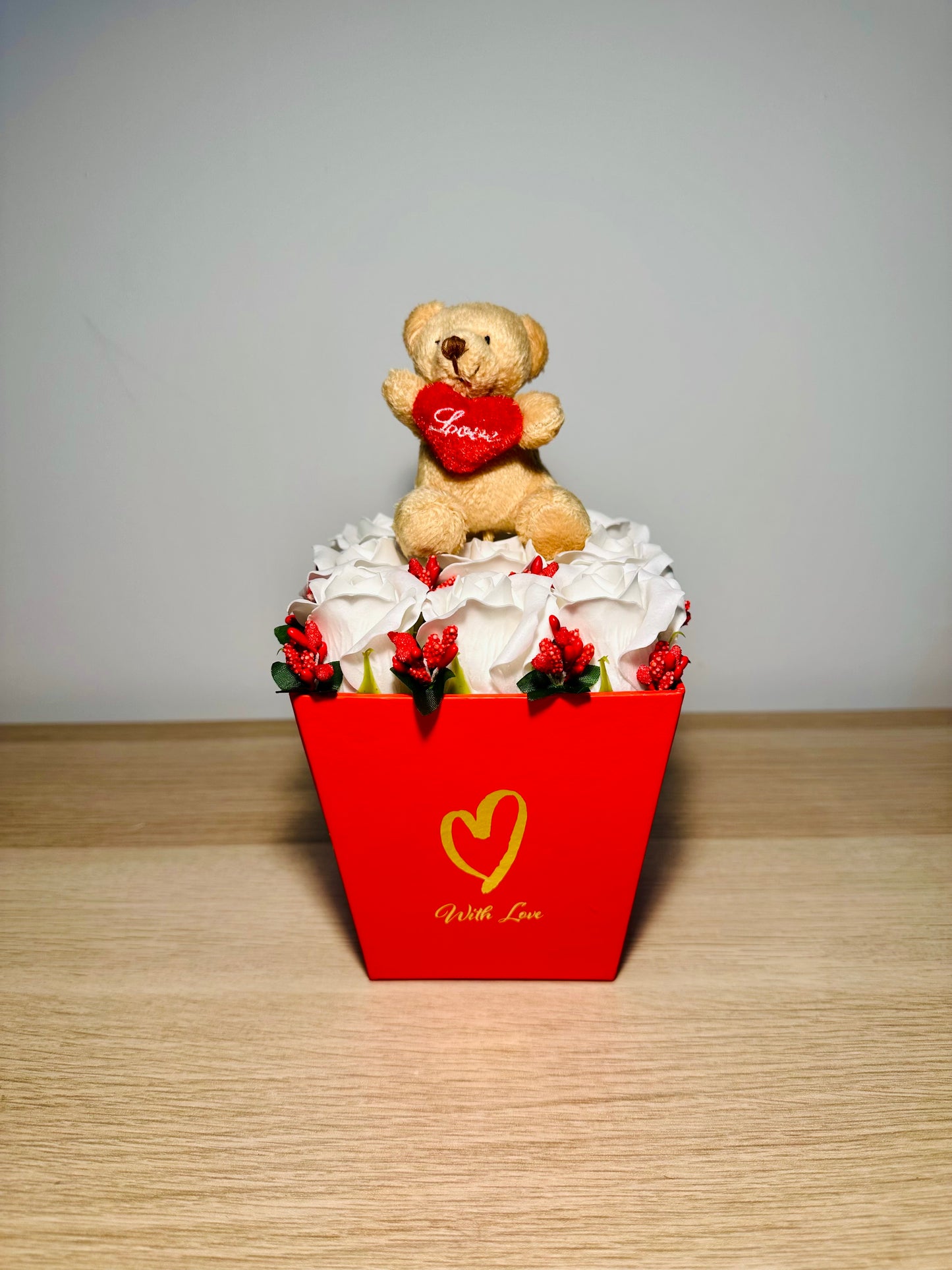 Cesta Rosas e Urso Castanho