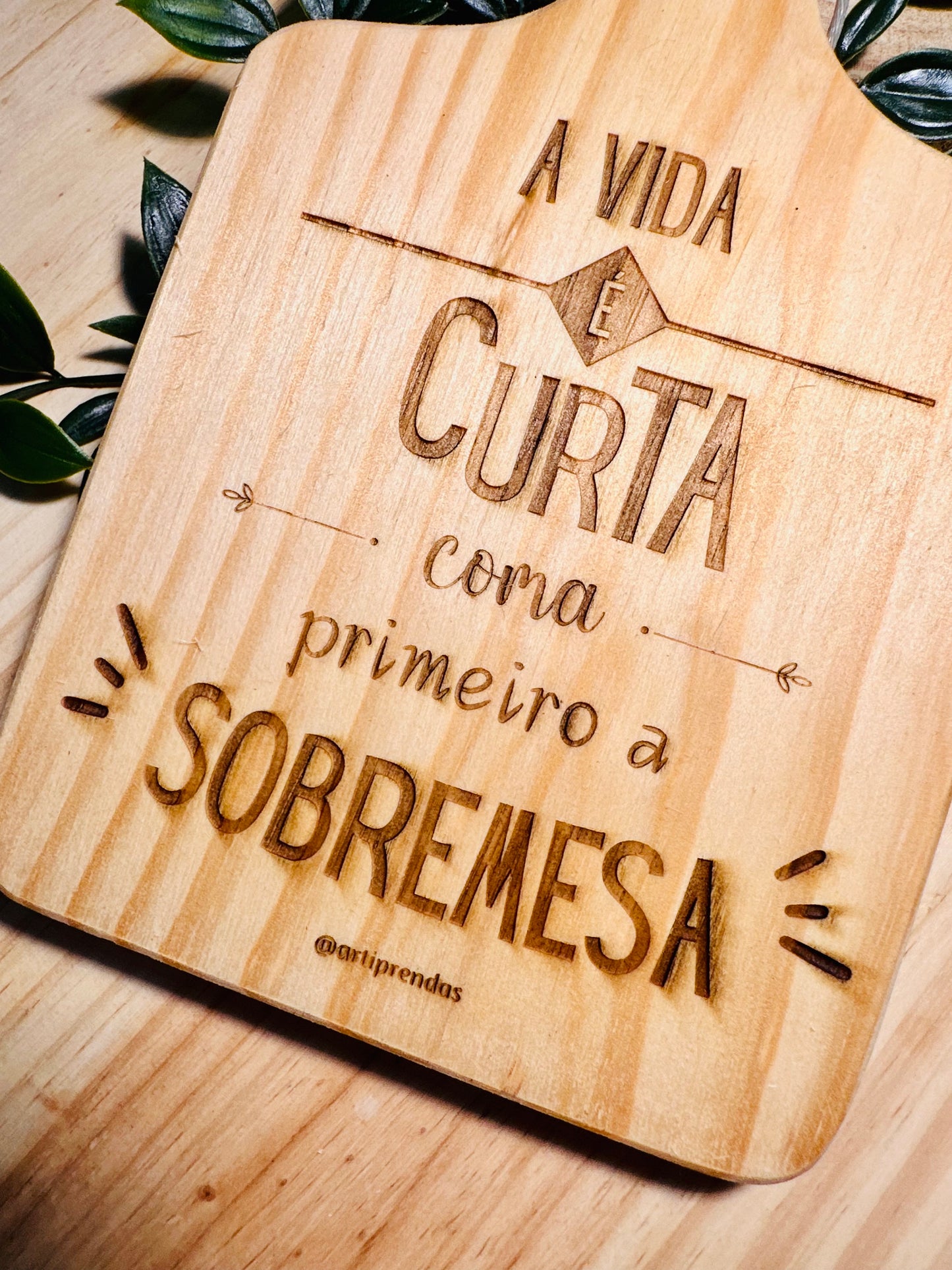 Tábua - A vida é curta coma primeiro a sobremesa.