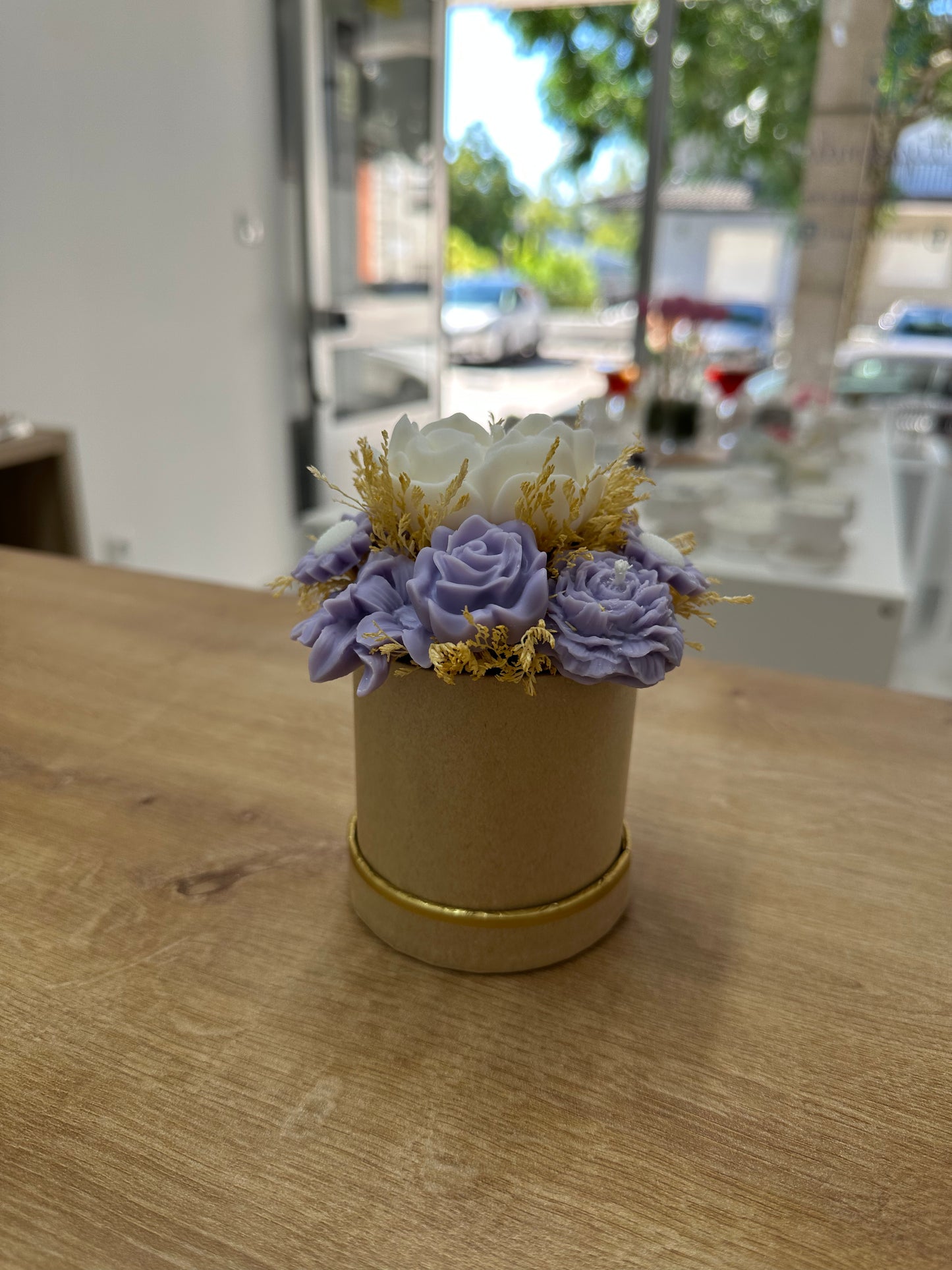 Caixa Bege c/Velas Brancas e Roxas