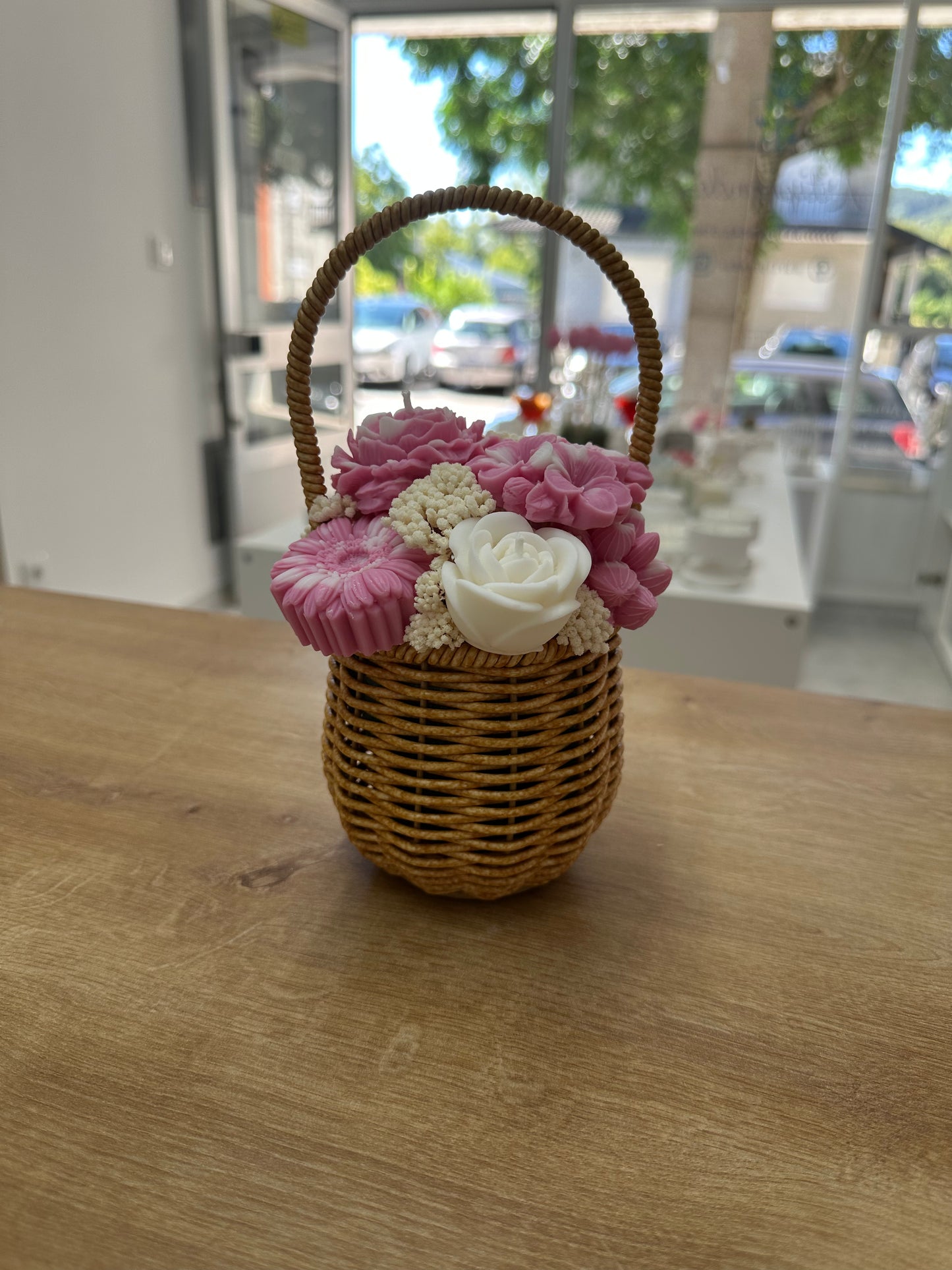 Cesta Redonda c/ Velas Brancas e Rosas