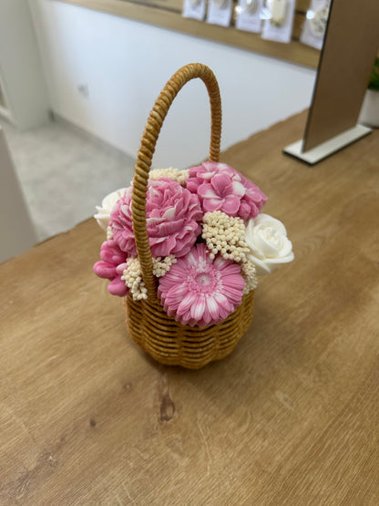 Cesta Redonda c/ Velas Brancas e Rosas
