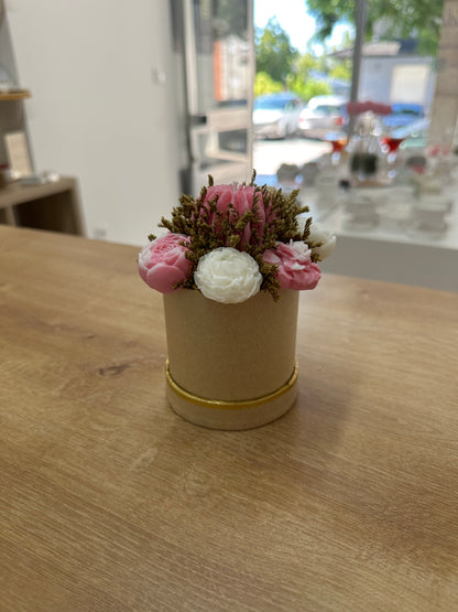 Caixa Bege c/Velas Brancas e Rosa