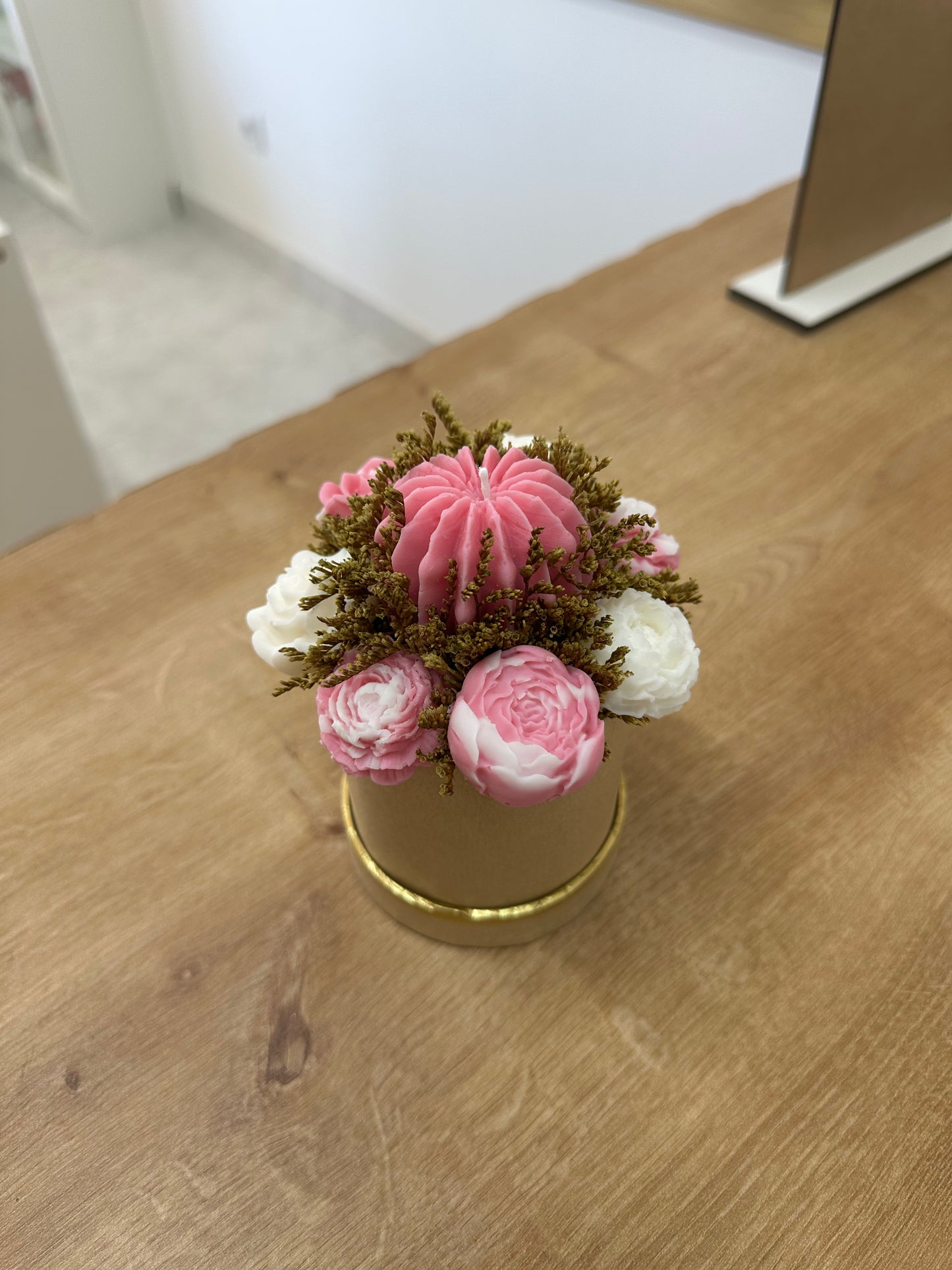 Caixa Bege c/Velas Brancas e Rosa