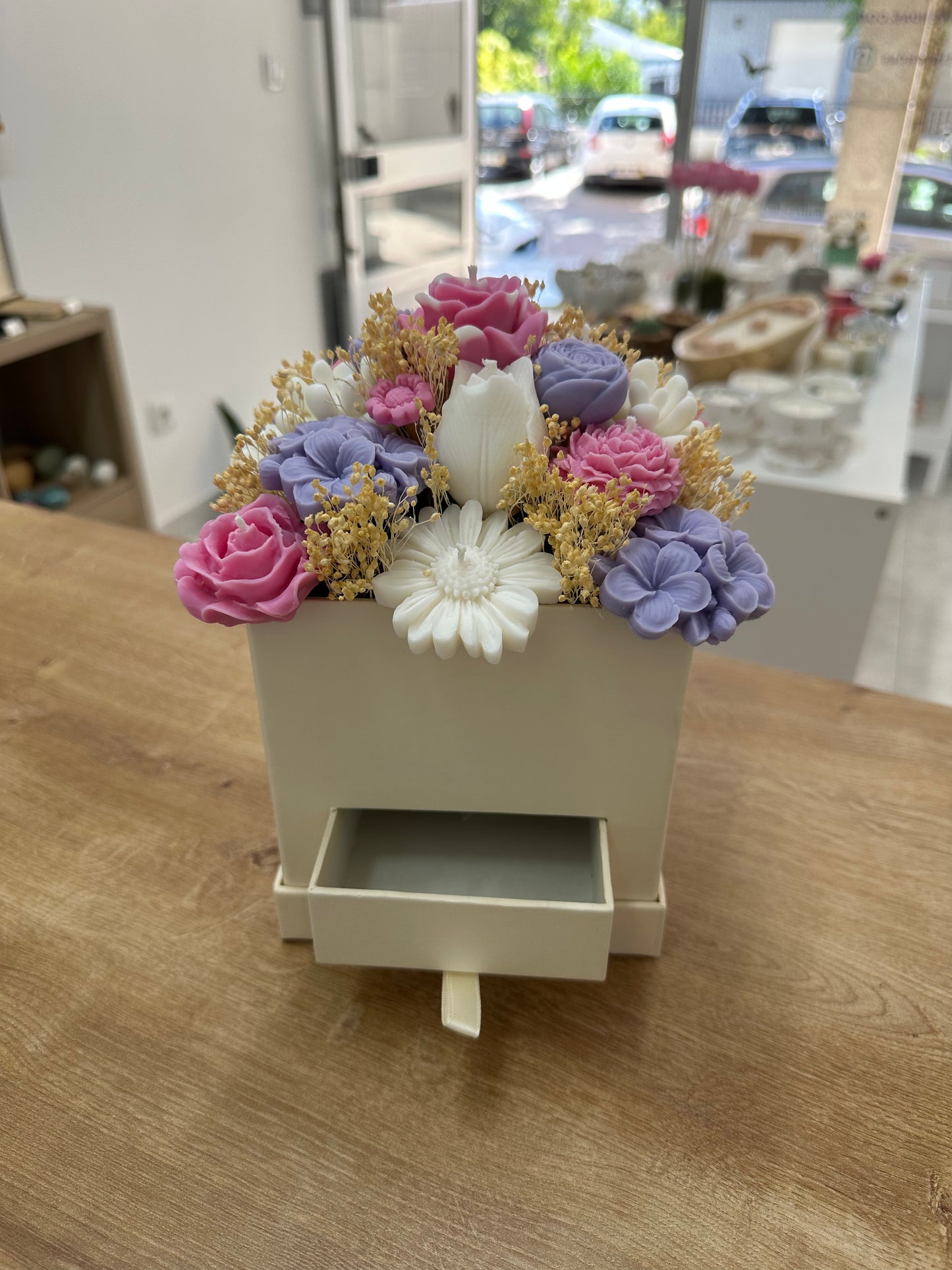 Caixa Bege c/Velas Brancas, Rosa e Roxas c/Gaveta